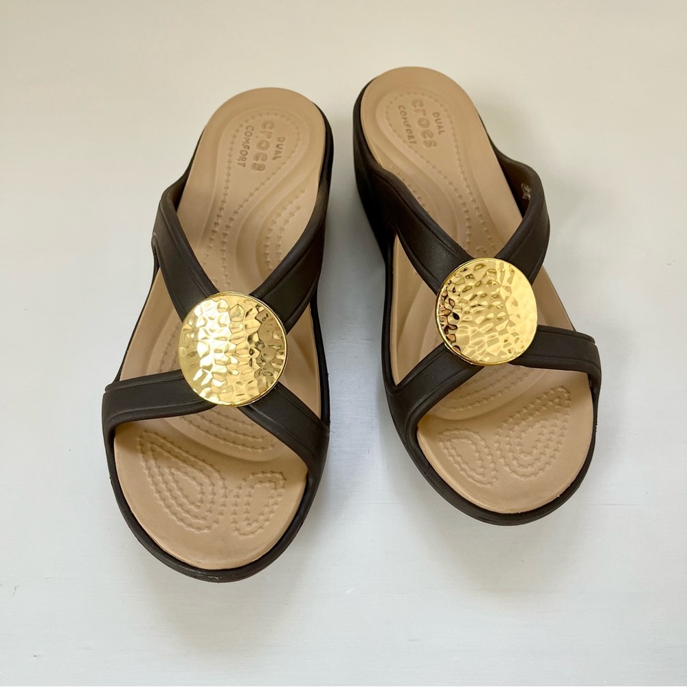 CROCS Sanrah Hammered Circle Wedge Sandal Espresso/Gold